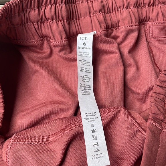 Lululemon Hotty Hot Short II *Long 4" - Picture 2 of 4